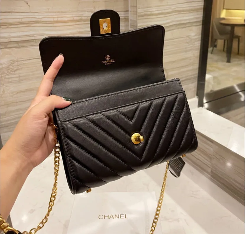 Black Leather Chanel shoulder Handbag